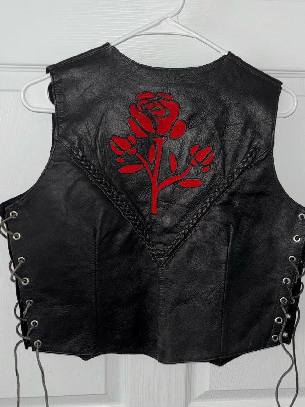 New Vintage Black Leather Motorcycle Vest with Red Rose Appliqué Women’s Sz L - Picture 2 of 3